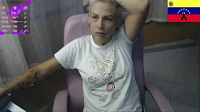 Snapshot of moon_cat85 chatting on 06-30-26, 01:56 moon cat85 online show from 06-30-26, 01:56