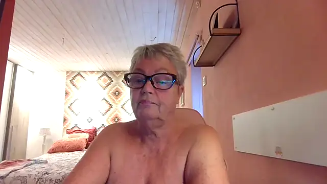 GrannyChrissy68 online show from 09-13-25, 12:27