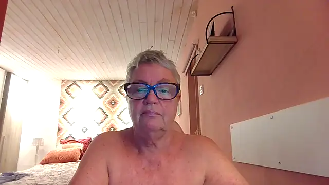 GrannyChrissy68 online show from 09-15-25, 09:37