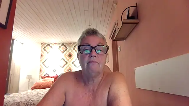 GrannyChrissy68 online show from 09-17-25, 09:38