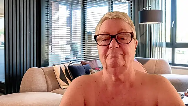 GrannyChrissy68 online show from 04-04-26, 01:30