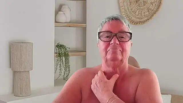 GrannyChrissy68 online show from 04-29-26, 09:32