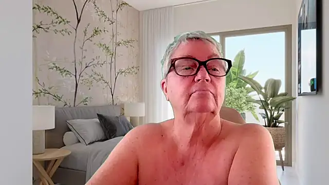 GrannyChrissy68 online show from 06-17-26, 12:18