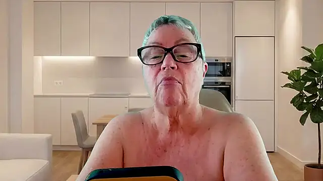 GrannyChrissy68 online show from 06-19-26, 07:06