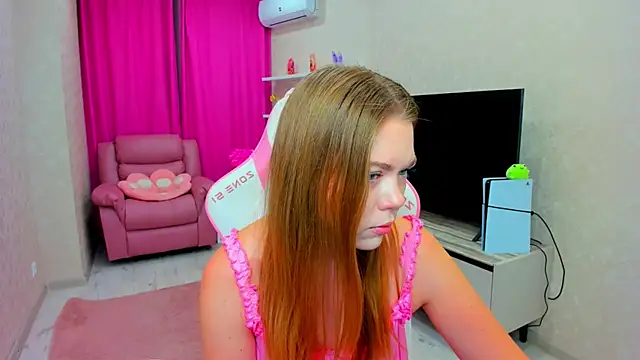 Strawberrye online show from 06-18-26, 03:18