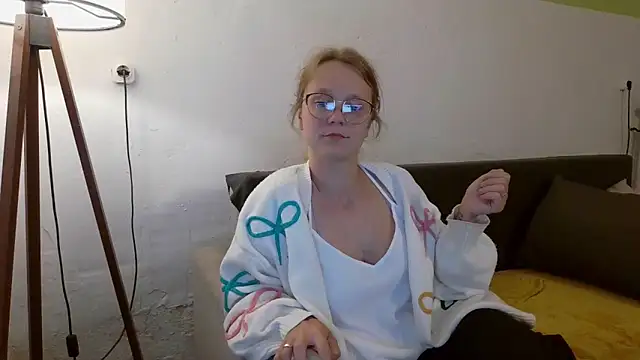 Snapshot of little-leni chatting on 06-05-26, 08:14 little-leni online show from 06-05-26, 08:14