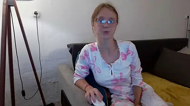 Snapshot of little-leni chatting on 06-06-26, 08:13 little-leni online show from 06-06-26, 08:13