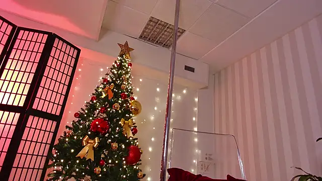 girl nextd00r online show from 12-14-24, 09:35