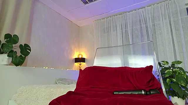 girl nextd00r online show from 12-18-24, 11:34