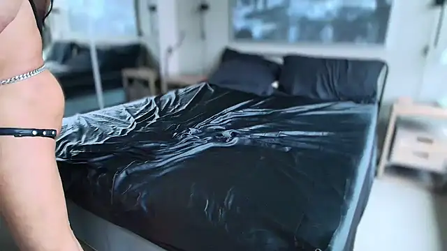 MikyFoxx online show from 12-16-25, 10:37