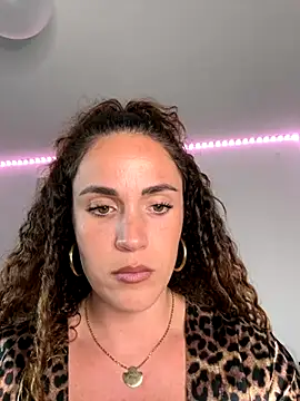 Clara-xoxo online show from 10-21-25, 02:18