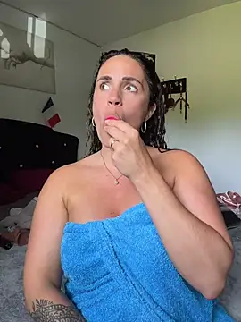 Clara-xoxo online show from 06-21-26, 02:08