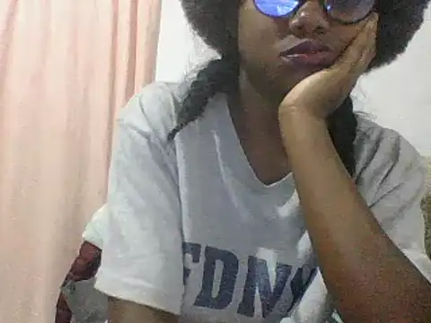 Snapshot of Hamie_sexy chatting on 10-15-25, 07:36 Hamie sexy online show from 10-15-25, 07:36