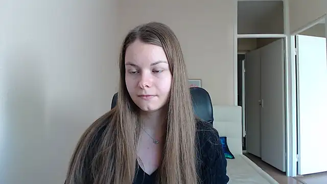 Snapshot of AnnaSweet18 chatting on 09-30-25, 09:47 AnnaSweet18 online show from 09-30-25, 09:47