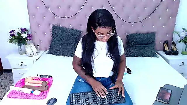 CharlotteWilliams online show from 01-16-25, 03:23