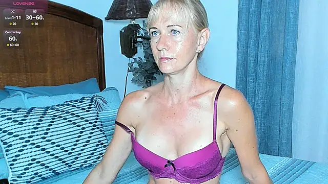 Snapshot of Christine_35 chatting on 09-16-25, 12:50 Christine 35 online show from 09-16-25, 12:50