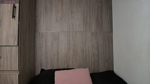 Snapshot of Swetisabella01 chatting on 03-21-26, 01:43 Swetisabella01 online show from 03-21-26, 01:43