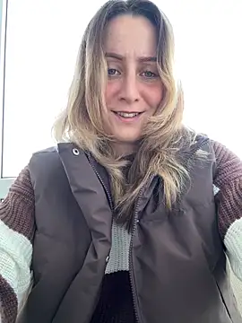 Snapshot of Puzdosia chatting on 10-18-25, 06:16 Puzdosia online show from 10-18-25, 06:16