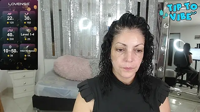 Snapshot of mijal_queen chatting on 12-12-24, 02:04 mijal queen online show from 12-12-24, 02:04