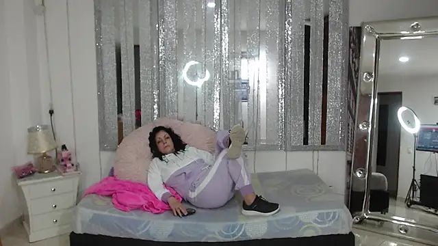 Snapshot of mijal_queen chatting on 12-17-24, 02:23 mijal queen online show from 12-17-24, 02:23