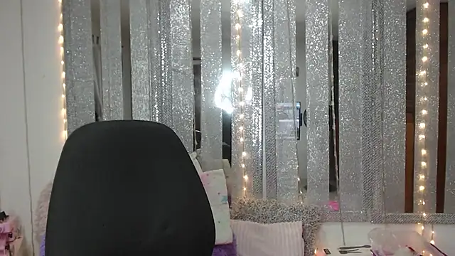 Snapshot of mijal_queen chatting on 12-24-24, 01:06 mijal queen online show from 12-24-24, 01:06