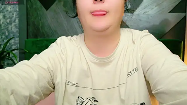 Snapshot of AleshaArabian chatting on 01-14-25, 08:15 AleshaArabian online show from 01-14-25, 08:15