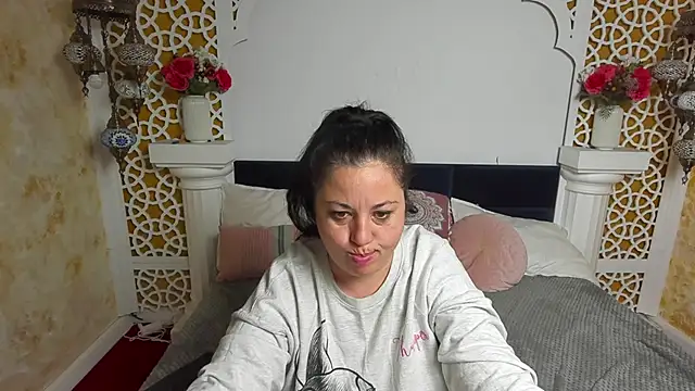 Snapshot of AleshaArabian chatting on 10-25-25, 04:20 AleshaArabian online show from 10-25-25, 04:20