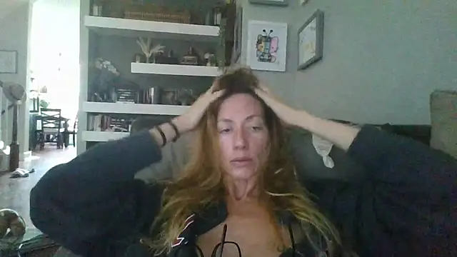 Snapshot of Rhodesxox chatting on 10-08-25, 06:38 Rhodesxox online show from 10-08-25, 06:38