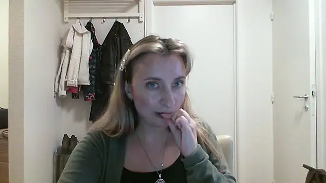 Snapshot of SusanCurt chatting on 10-14-25, 01:12 SusanCurt online show from 10-14-25, 01:12