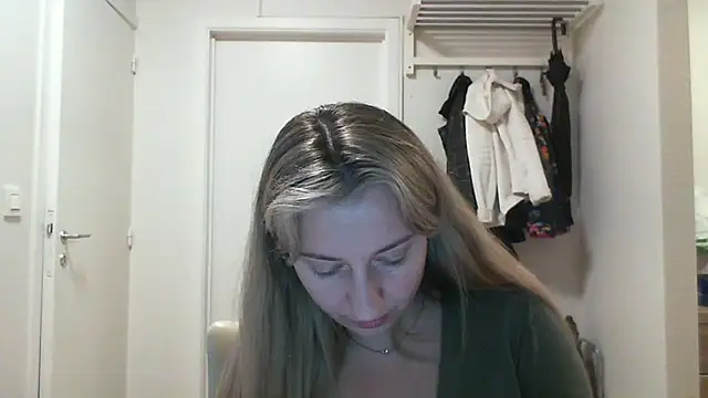 Snapshot of SusanCurt chatting on 10-17-25, 08:50 SusanCurt online show from 10-17-25, 08:50