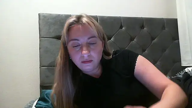 Snapshot of SusanCurt chatting on 10-18-25, 06:52 SusanCurt online show from 10-18-25, 06:52