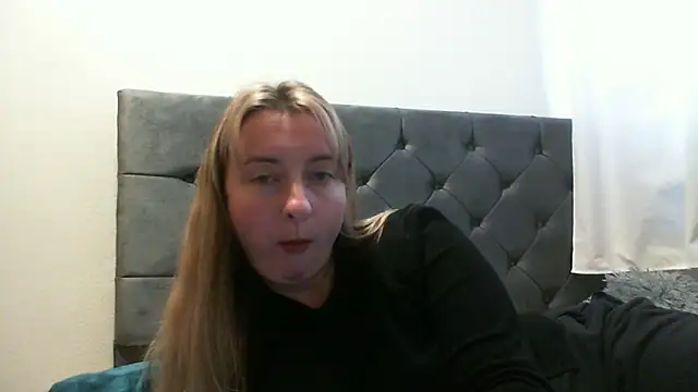 Snapshot of SusanCurt chatting on 10-19-25, 10:05 SusanCurt online show from 10-19-25, 10:05