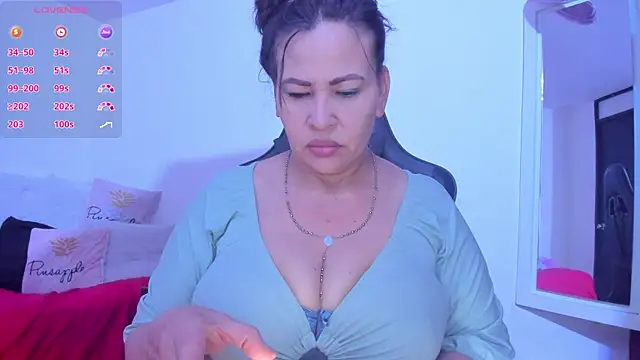 Snapshot of esmeralda_milf chatting on 01-11-25, 08:43 esmeralda milf online show from 01-11-25, 08:43