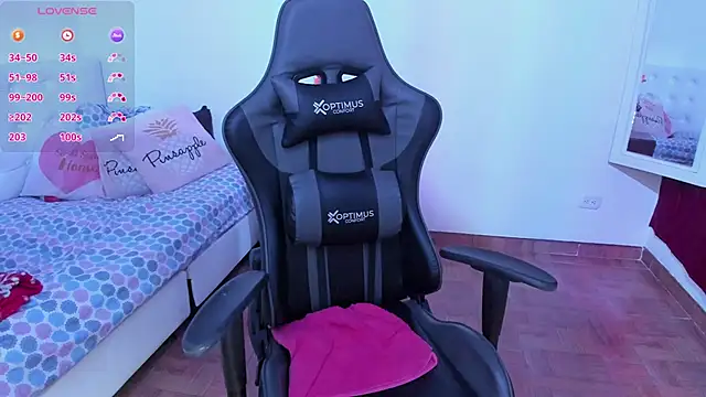 Snapshot of esmeralda_milf chatting on 03-17-25, 08:51 esmeralda milf online show from 03-17-25, 08:51