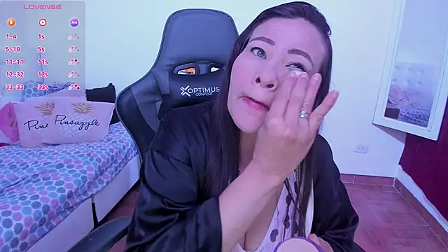 Snapshot of esmeralda_milf chatting on 03-18-25, 08:48 esmeralda milf online show from 03-18-25, 08:48