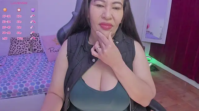 Snapshot of esmeralda_milf chatting on 10-06-25, 11:29 esmeralda milf online show from 10-06-25, 11:29