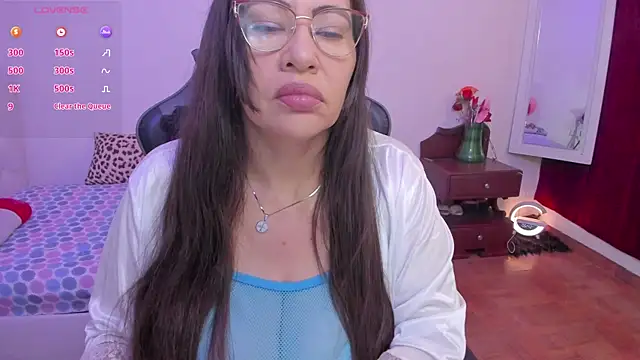 Snapshot of esmeralda_milf chatting on 10-07-25, 11:40 esmeralda milf online show from 10-07-25, 11:40