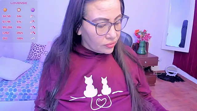 Snapshot of esmeralda_milf chatting on 10-19-25, 02:40 esmeralda milf online show from 10-19-25, 02:40