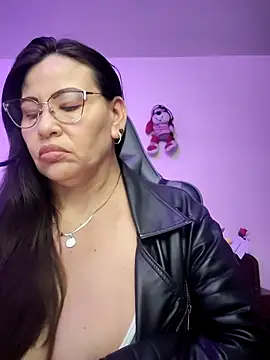 esmeralda milf online show from 03-18-26, 08:12
