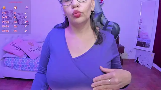 esmeralda milf online show from 04-14-26, 08:48