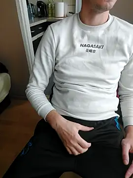 Snapshot of MlodyDres chatting on 10-04-25, 08:01 MlodyDres online show from 10-04-25, 08:01