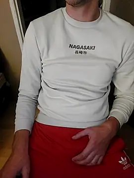 Snapshot of MlodyDres chatting on 10-10-25, 04:39 MlodyDres online show from 10-10-25, 04:39