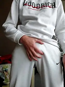 Snapshot of MlodyDres chatting on 10-27-25, 01:26 MlodyDres online show from 10-27-25, 01:26