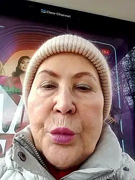 Hottie-Mom online show from 11-14-25, 11:20