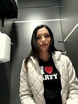 Snapshot of _MiaQueen_ chatting on 10-06-25, 09:45 MiaQueen online show from 10-06-25, 09:45