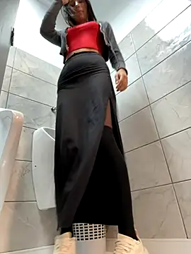 Snapshot of _MiaQueen_ chatting on 10-12-25, 04:06 MiaQueen online show from 10-12-25, 04:06