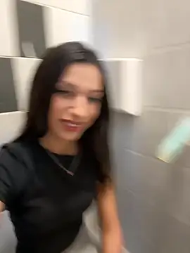 Snapshot of _MiaQueen_ chatting on 11-01-25, 10:45 MiaQueen online show from 11-01-25, 10:45