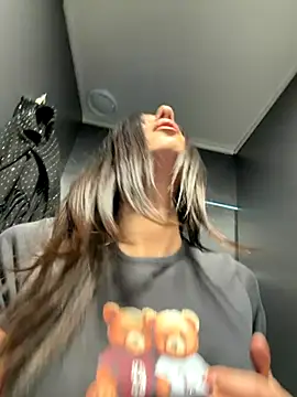 Snapshot of _MiaQueen_ chatting on 11-11-25, 12:32 MiaQueen online show from 11-11-25, 12:32