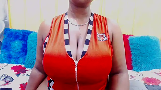 Snapshot of Bustydiva88 chatting on 12-15-24, 05:31 Bustydiva88 online show from 12-15-24, 05:31