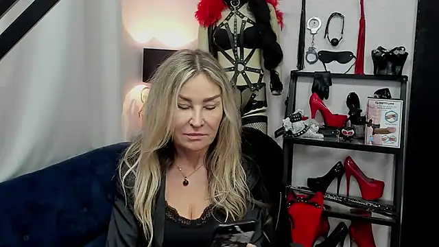 Snapshot of crystaLUX chatting on 12-16-24, 09:14 crystaLUX online show from 12-16-24, 09:14